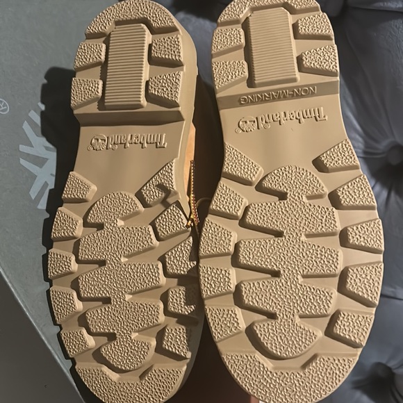 Timberland boots sz 4.5 in boys so a womens 6.5 - Picture 3 of 4